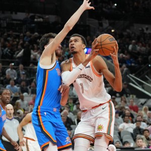 游戏大厅-铆足了劲要打你！文班亚马低位扛着切特 转身抛投丝滑打进