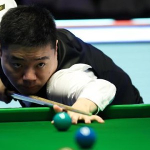 轻松玩游戏-英锦赛四进决赛的丁俊晖vs三进决赛艾伦 数据占优