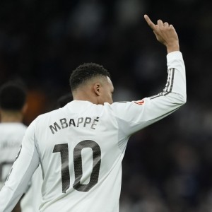 娱乐预测平台-记者：姆巴佩在理疗师陪同下已经飞抵吉达，将前往酒店会合队友